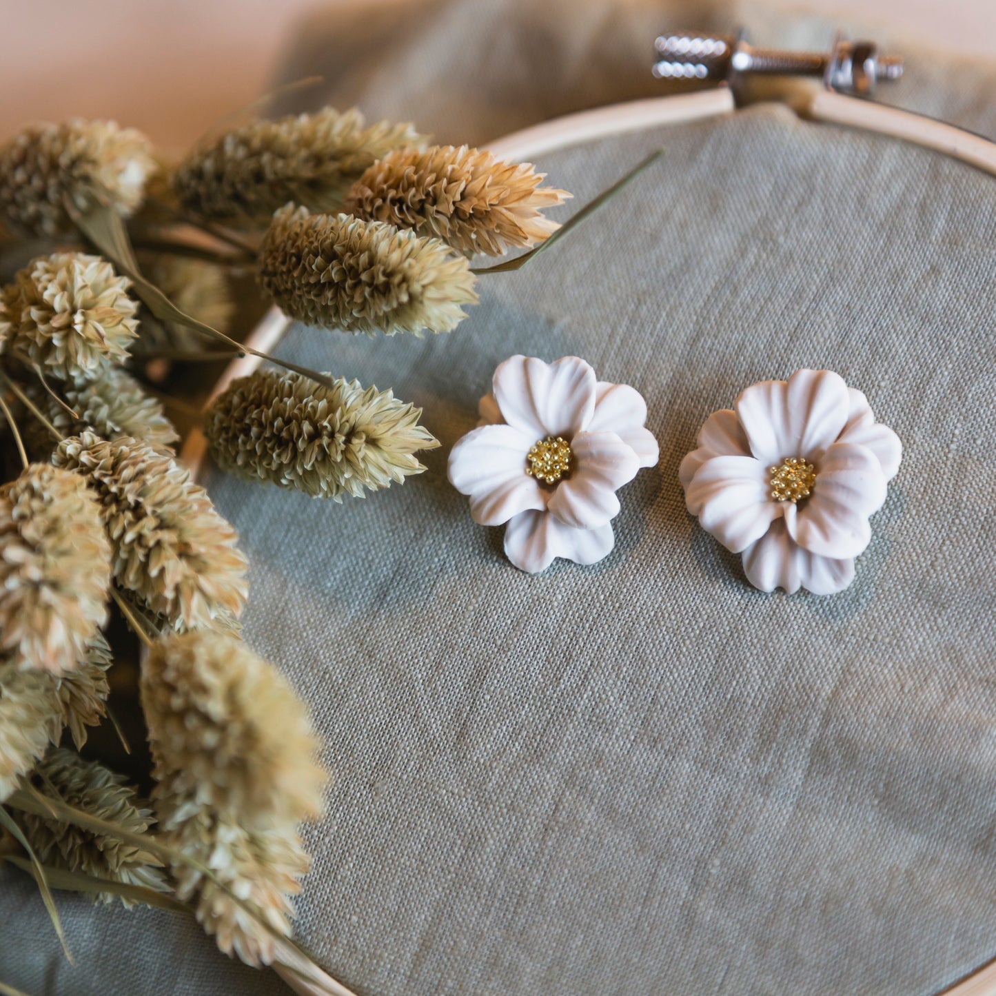 Pendientes botón flores blanco roto