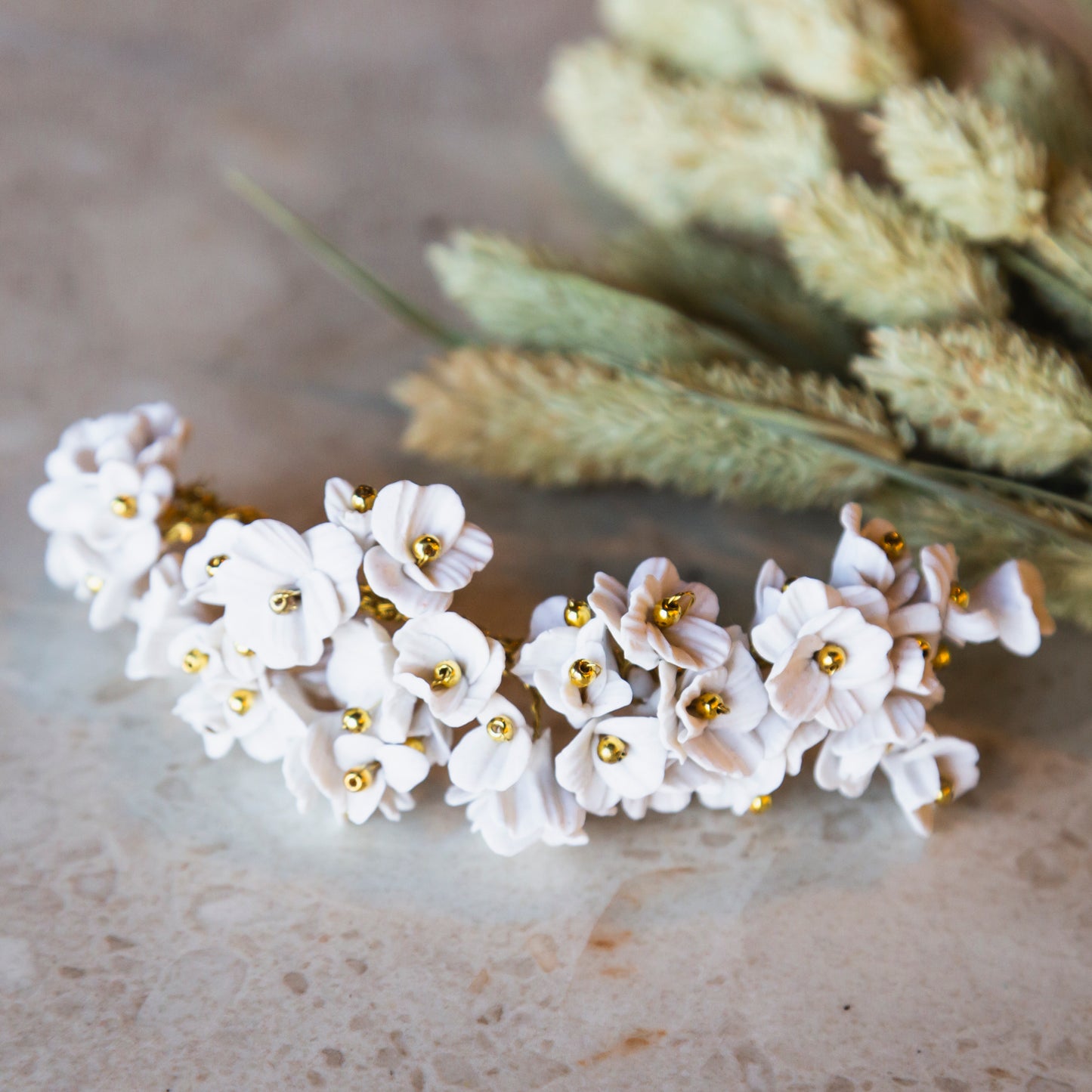Tocado flores blanco roto
