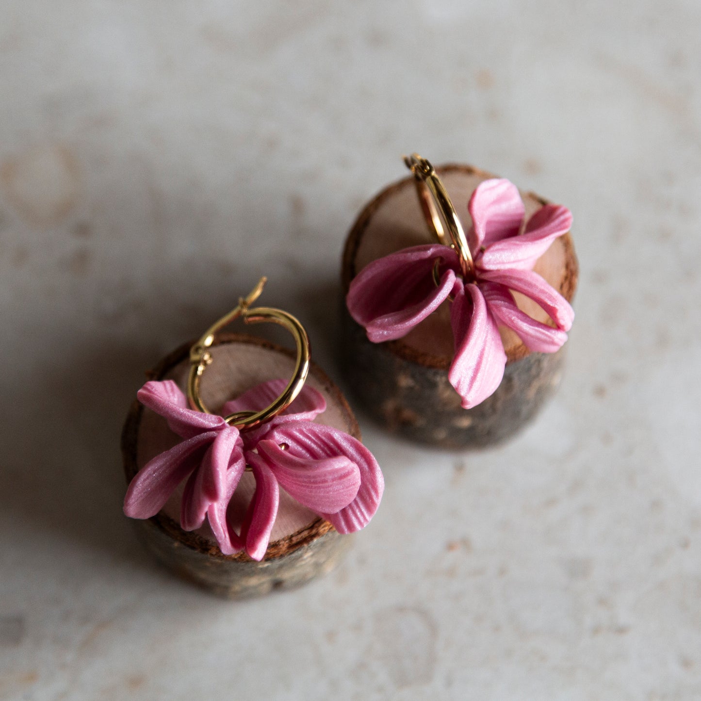 Pendientes aros dorados 2cm pétalos rosas