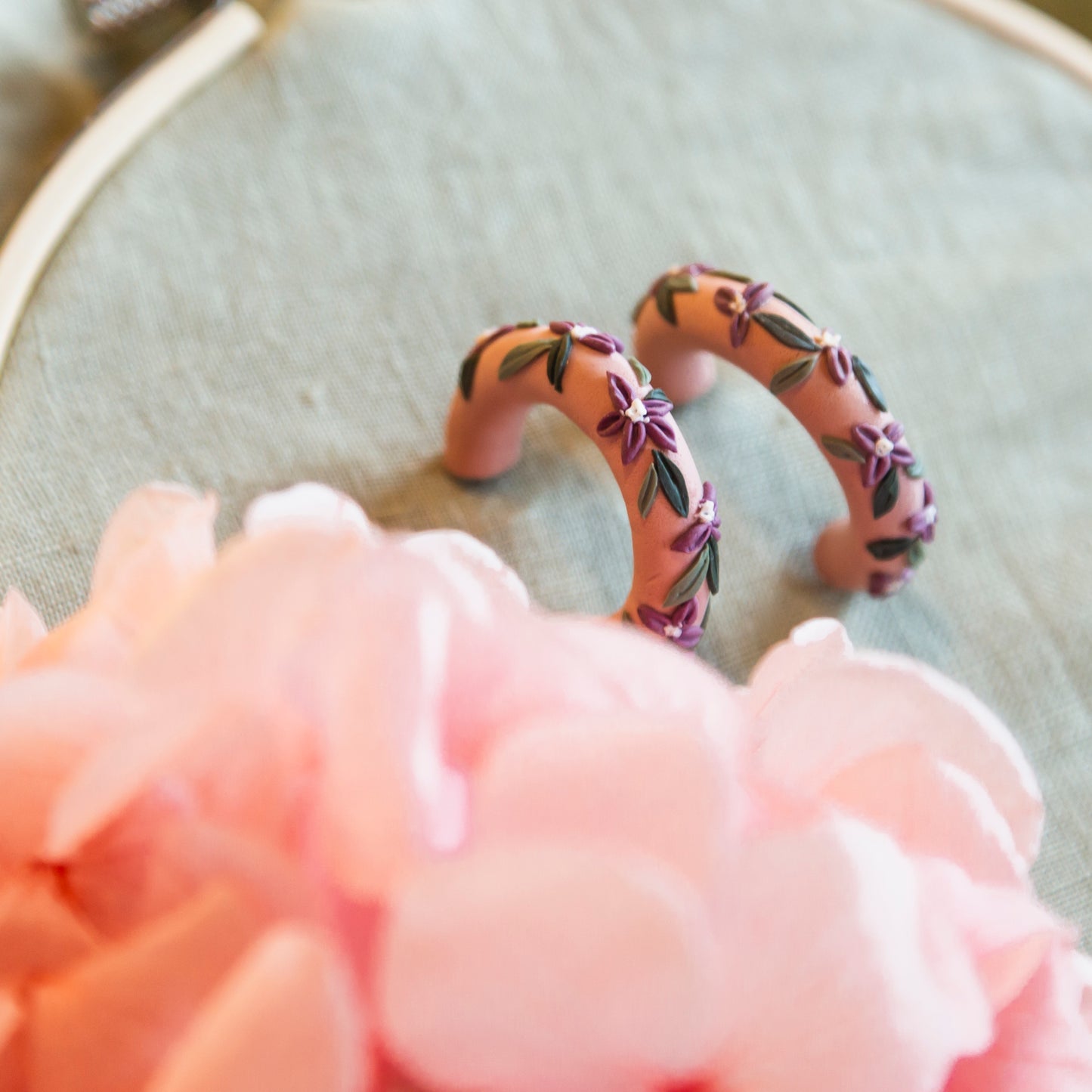 Aros arcilla rosas con flores