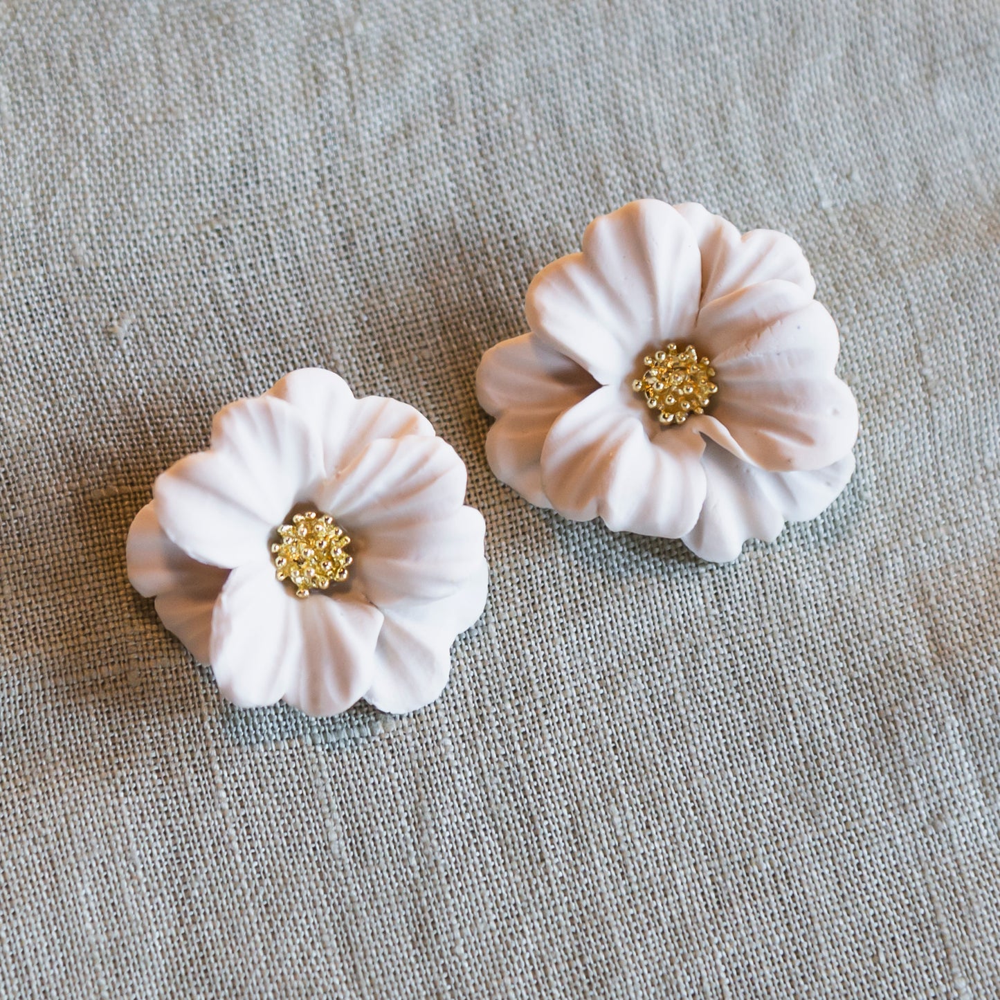 Pendientes botón flores blanco roto