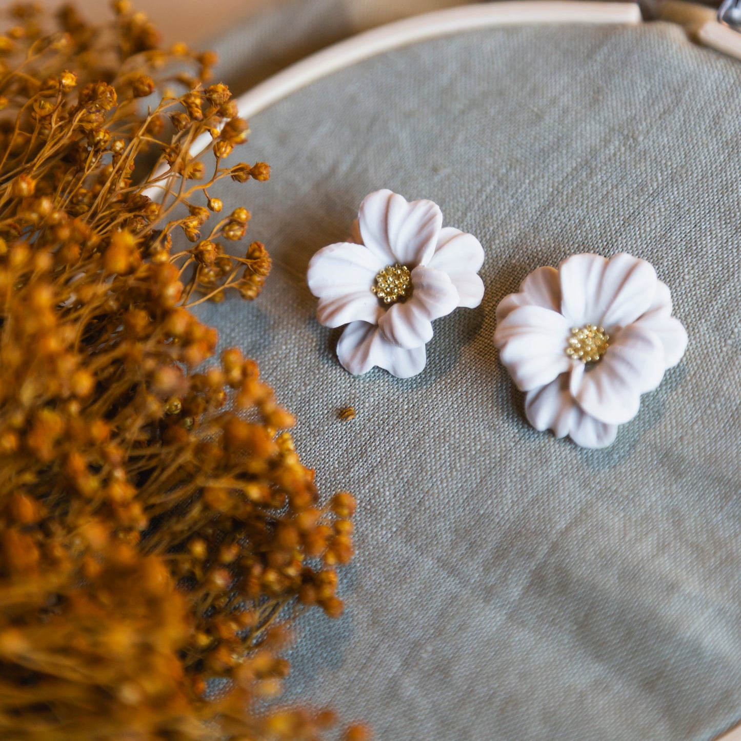 Pendientes botón flores blanco roto