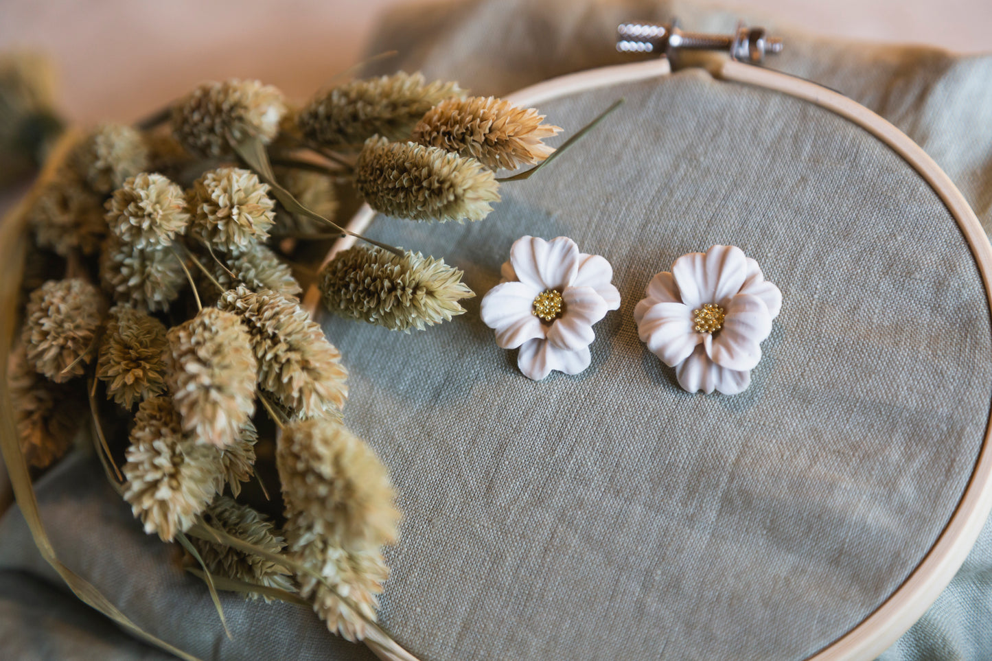 Pendientes botón flores blanco roto