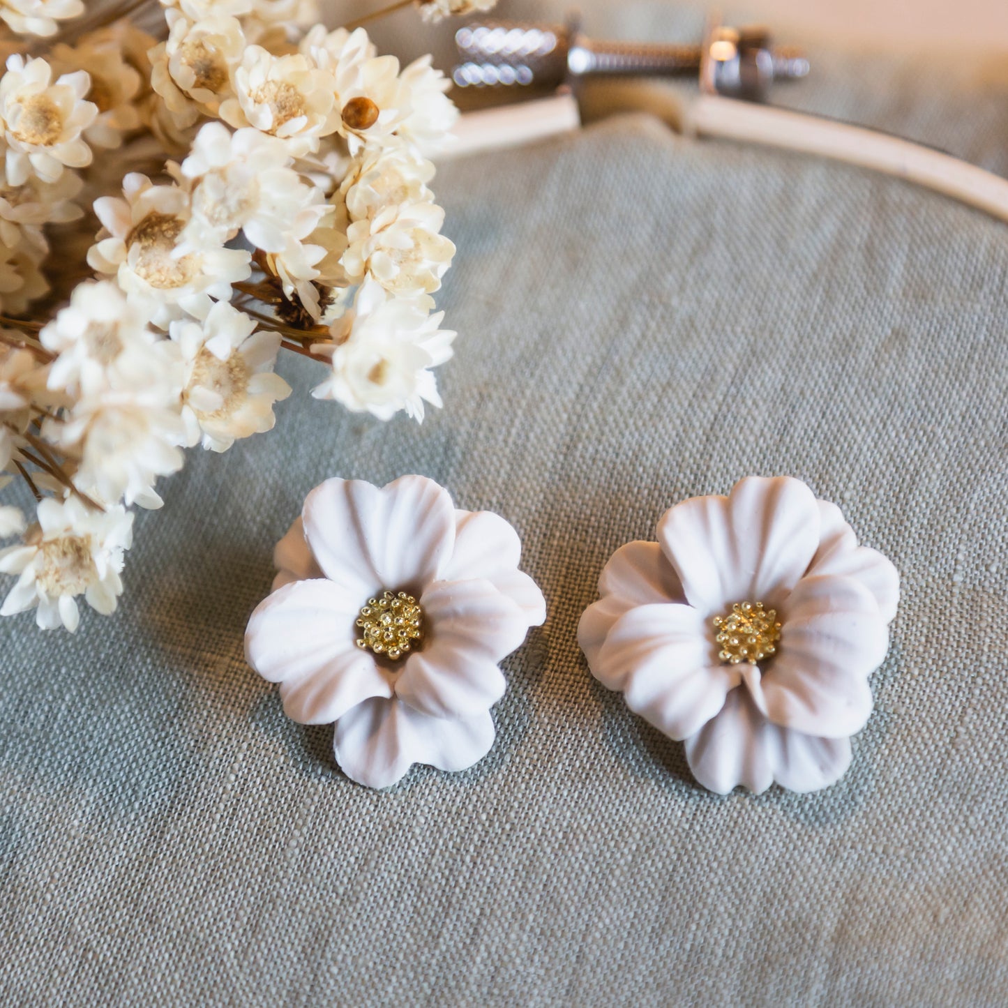 Pendientes botón flores blanco roto