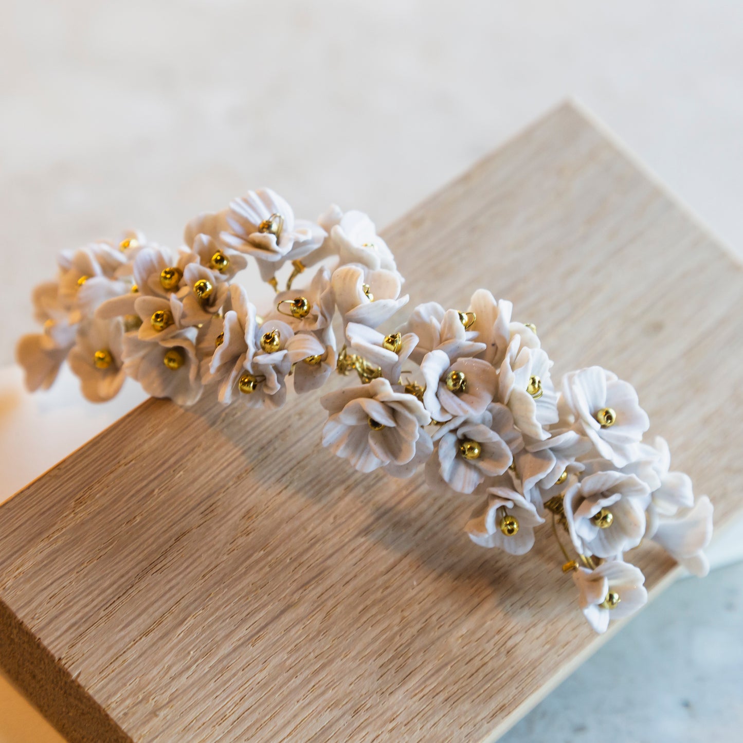 Tocado flores blanco roto