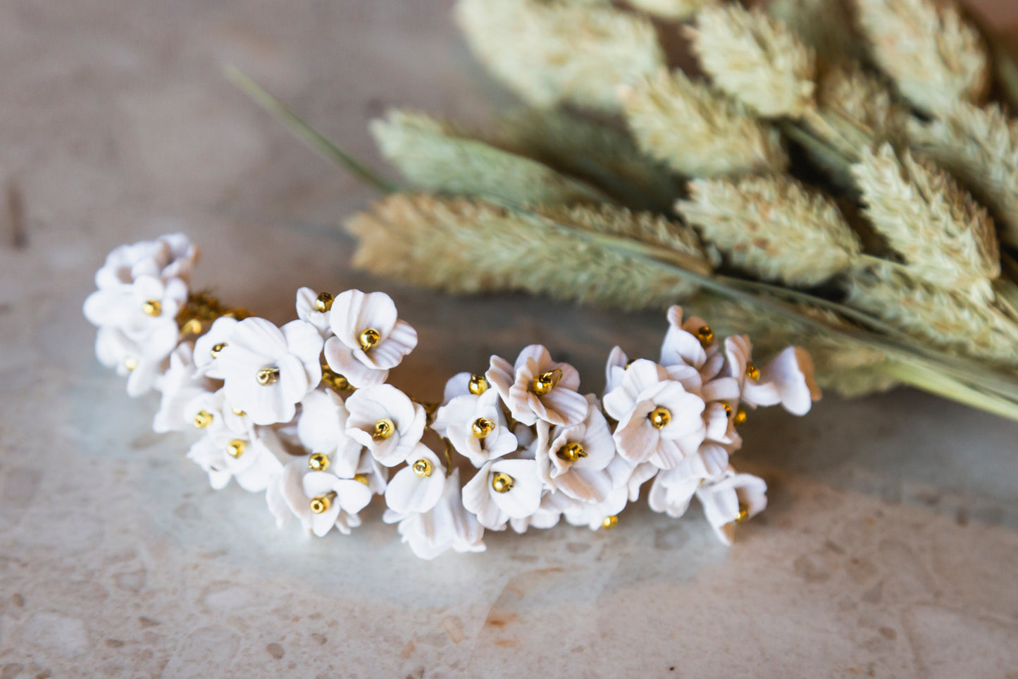 Tocado flores blanco roto