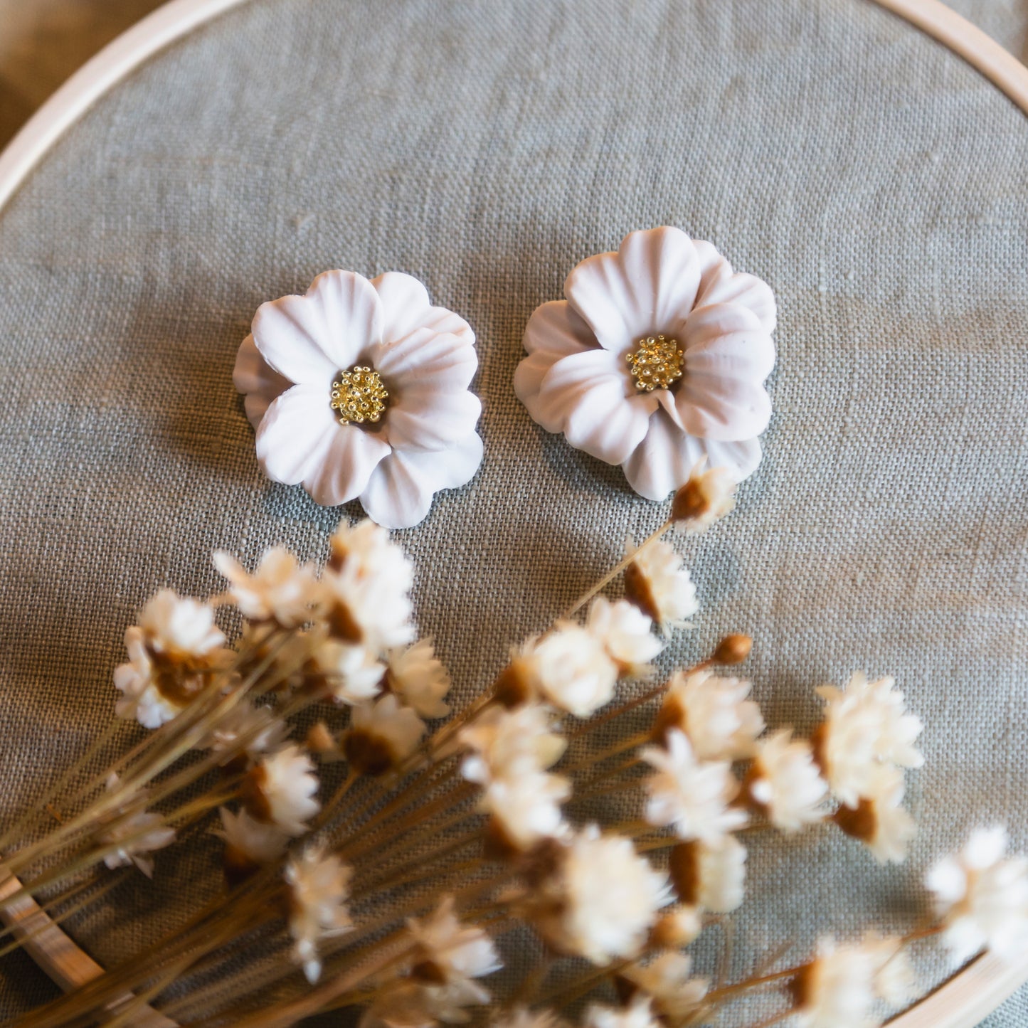 Pendientes botón flores blanco roto