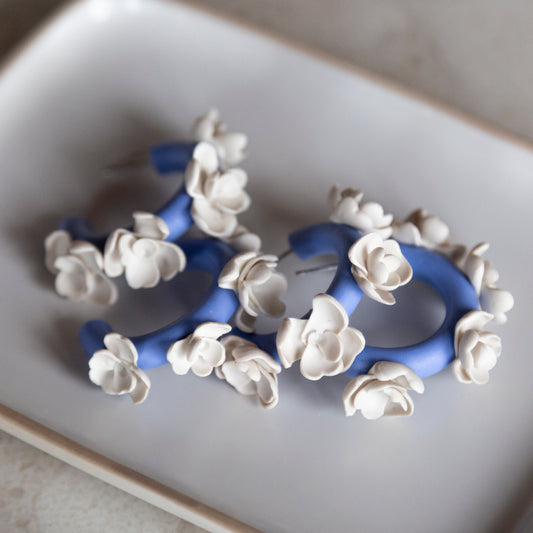Aros arcilla azules flores blancas