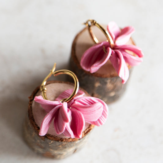 Pendientes aros dorados 2cm pétalos rosas