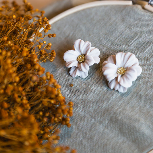 Pendientes botón flores blanco roto