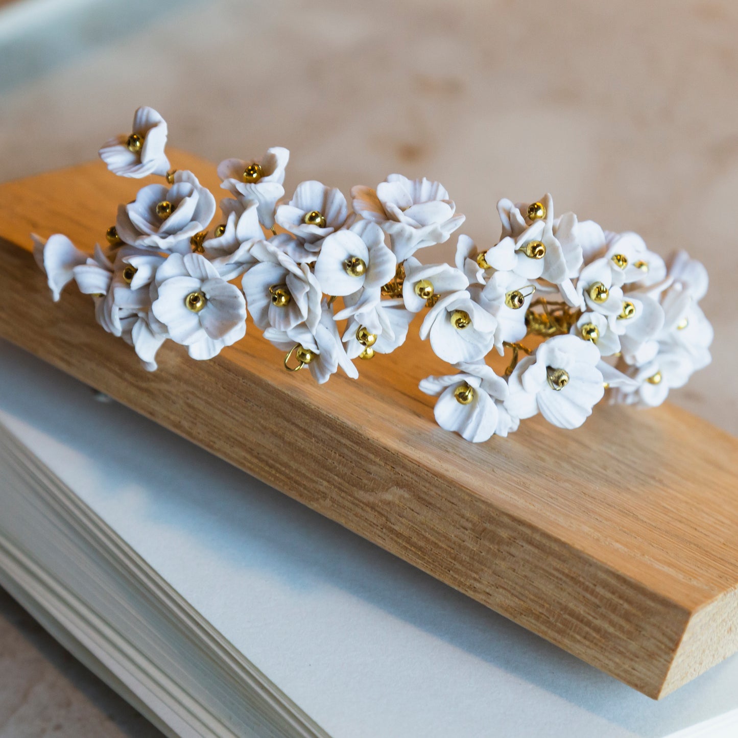 Tocado flores blanco roto
