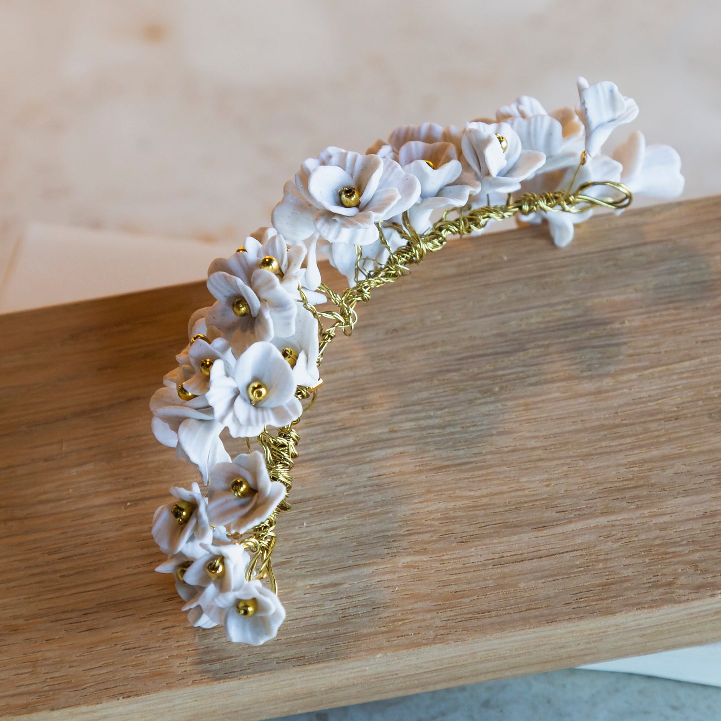 Tocado flores blanco roto